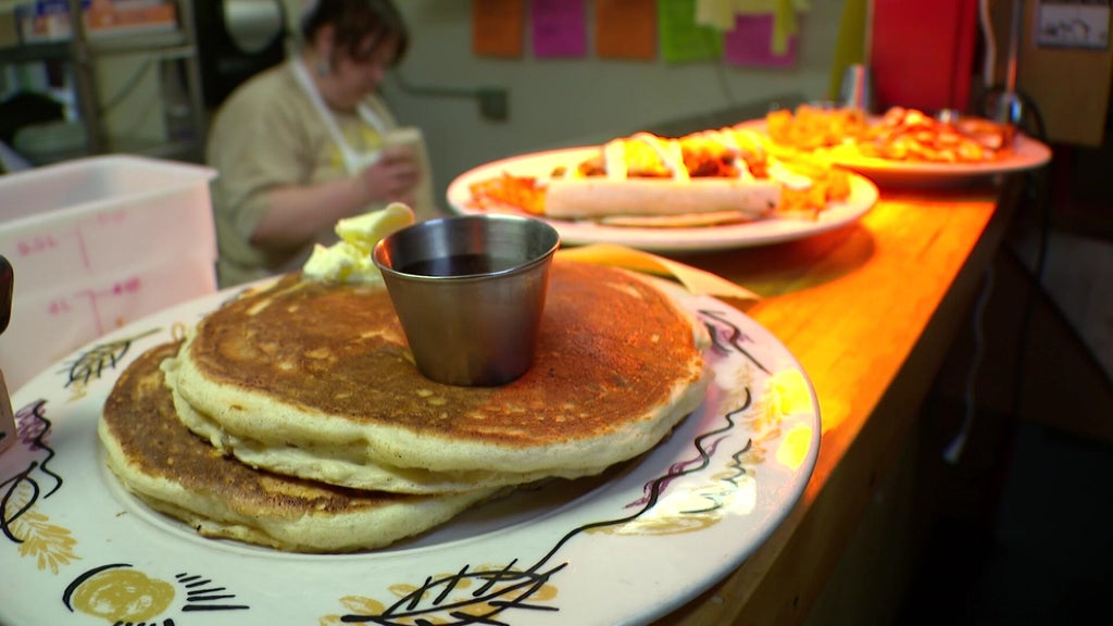 Modern Times Cafe closing at end of year after providing 30,000 free meals in wake of ICE surge — WCCO / CBS Minnesota, Golden Valley Dining news