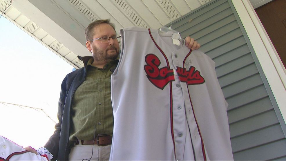 Brewers fan makes long drive from Wisconsin to Tampa Bay for Game 3 — Fox 11 Green Bay Local, Golden Valley Sports news