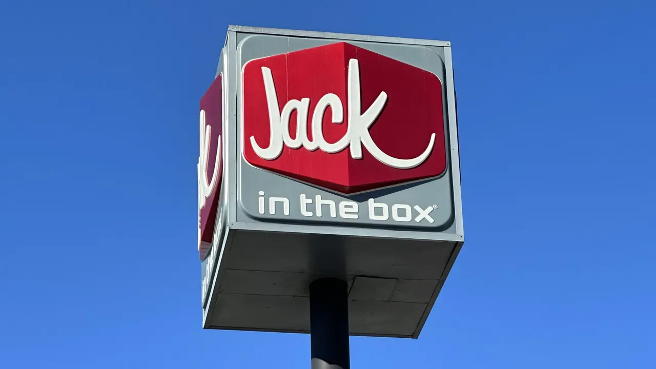 Scalding hot coffee thrown into fast-food manager’s face by angry customer, DA says — Golden Valley Dining news